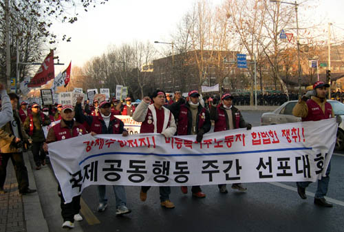 대학로를 빠져 나오고 있는 이주노동자 투쟁단과 집회 참석자들 